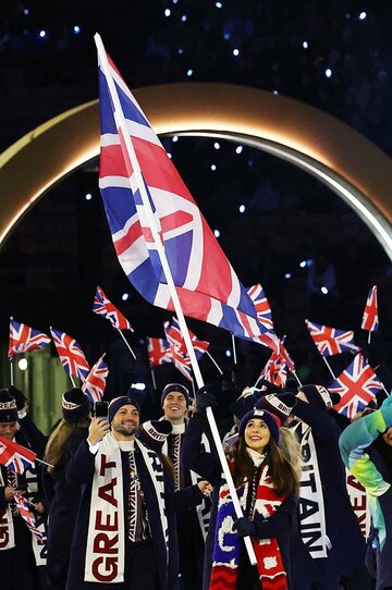 開会式で英国選手団の旗手を任されたライラ・フィアー（手前右＝ロイター）