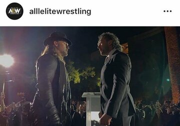  ジェリコとにらみ合うケニー（インスタグラムから@alllelitewrestling）