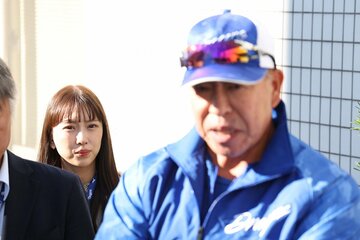 監督(手前)の囲み取材の様子を見守るSKE48・熊崎晴香