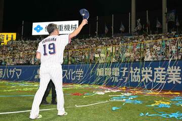 引退セレモニーで右翼席のファンにあいさつする石川雅規