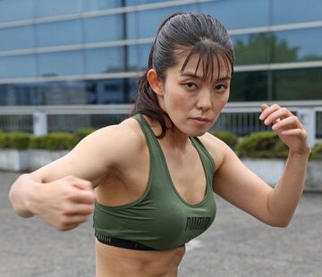  精悍な顔つきの郷司利也子