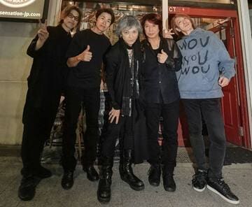 （左から）ドラム野崎マスケ、ベース田口智則（TOWA）、有待雅彦、キーボードTACOS NAOMI、ギターSUNAO