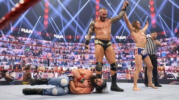  オートン（中）はアライアスをＲＫＯで葬り、リドル(右)と勝者コールを受ける(©2021 WWE, Inc. All Rights Reserved.)