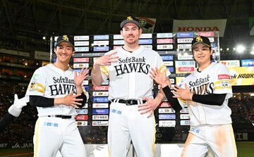 お立ち台でポーズを決める(左から)柳町達、スチュワート、川瀬晃