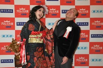 上谷沙弥（左）の〝口撃〟にたじろいだ西村誠司社長