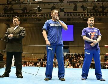 滝澤（中）は号泣しながらリング上で事件を謝罪（Ｋ―ＤＯＪＯ提供）