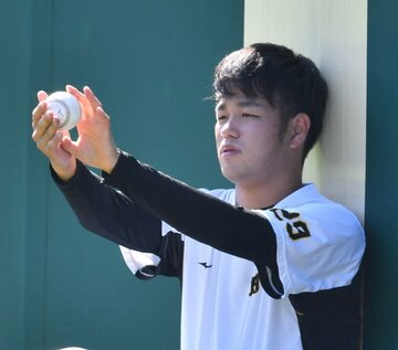  甲子園での調整中、ボールを見つめる高橋遥人