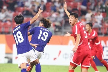 審判に抗議する北朝鮮選手