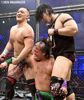 菊田円(左)、箕浦康太(右)に拘束され、バリカンで断髪された帆希