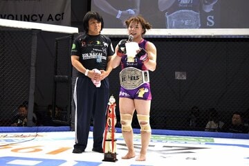 勝利してマイクを持った中井りんと宇佐美館長