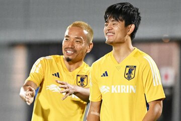 練習中、笑顔を見せる久保建英(右)と長友佑都