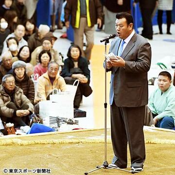  昨年１２月の冬巡業では貴乃花親方に代わり、巡業部長代理として日馬富士暴行事件についてファンに謝罪していた春日野親方