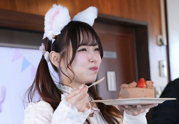 バースデーケーキに笑顔の元ＳＴＵ４８・岩田陽菜（撮影：木村智哉）