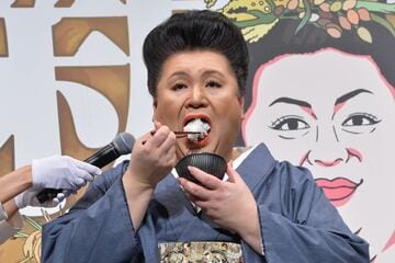大きなお口で白米を頬張るマツコ