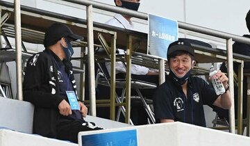  前節・広島戦を松井大輔（左）とスタンド観戦したカズ