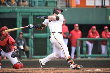 広島とのオープン戦に４番で出場した巨人・キャベッジ