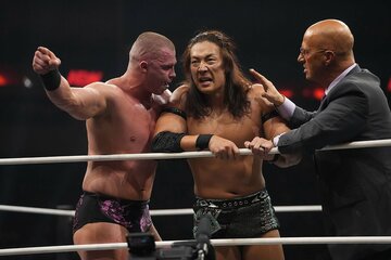 オカダに激怒する竹下幸之介（中）だが、カイル・フレッチャー（左）とドン・キャリスに制止される(©All Elite Wrestling）