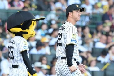 カード初戦に続いての零封負けに、渋い表情の阪神・藤川監督(右)