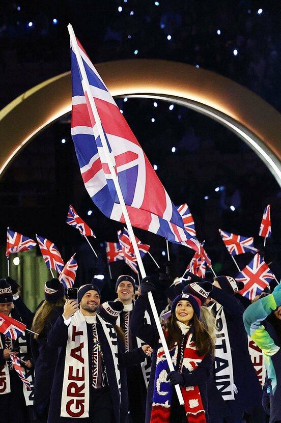 開会式で英国選手団の旗手を任されたライラ・フィアー（手前右＝ロイター）