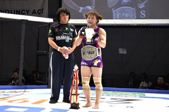 勝利してマイクを持った中井りんと宇佐美館長