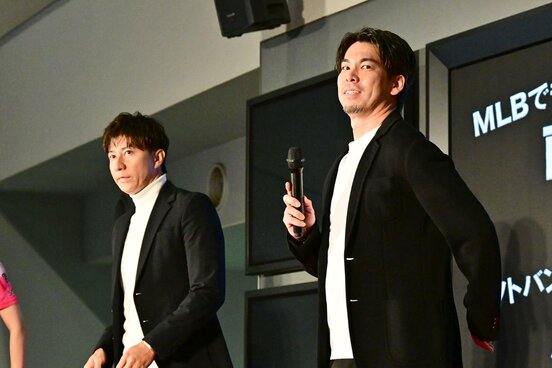 小倉競輪でのトークショーに登場した前田健太(右)。左は元ソフトバンクの馬原孝浩氏