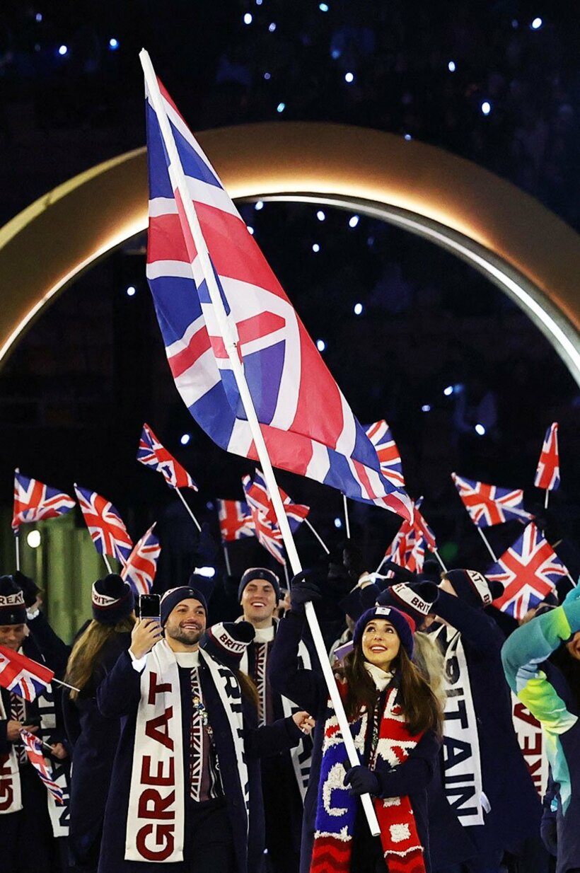 開会式で英国選手団の旗手を任されたライラ・フィアー（手前右＝ロイター）