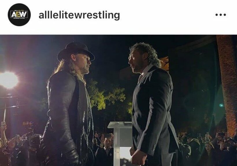  ジェリコとにらみ合うケニー（インスタグラムから@alllelitewrestling）