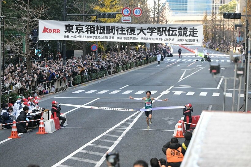 優勝のゴールテープを切る青学大１０区の折田壮