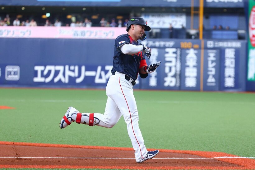 先制の本塁打を放ちお茶ポーズを決める鈴木誠也