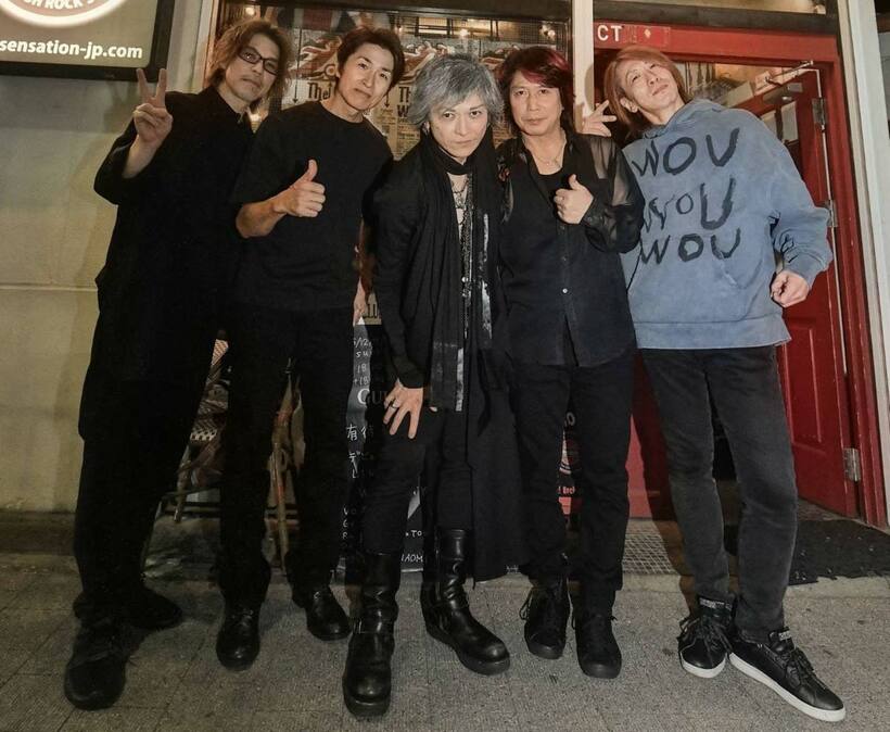 （左から）ドラム野崎マスケ、ベース田口智則（TOWA）、有待雅彦、キーボードTACOS NAOMI、ギターSUNAO
