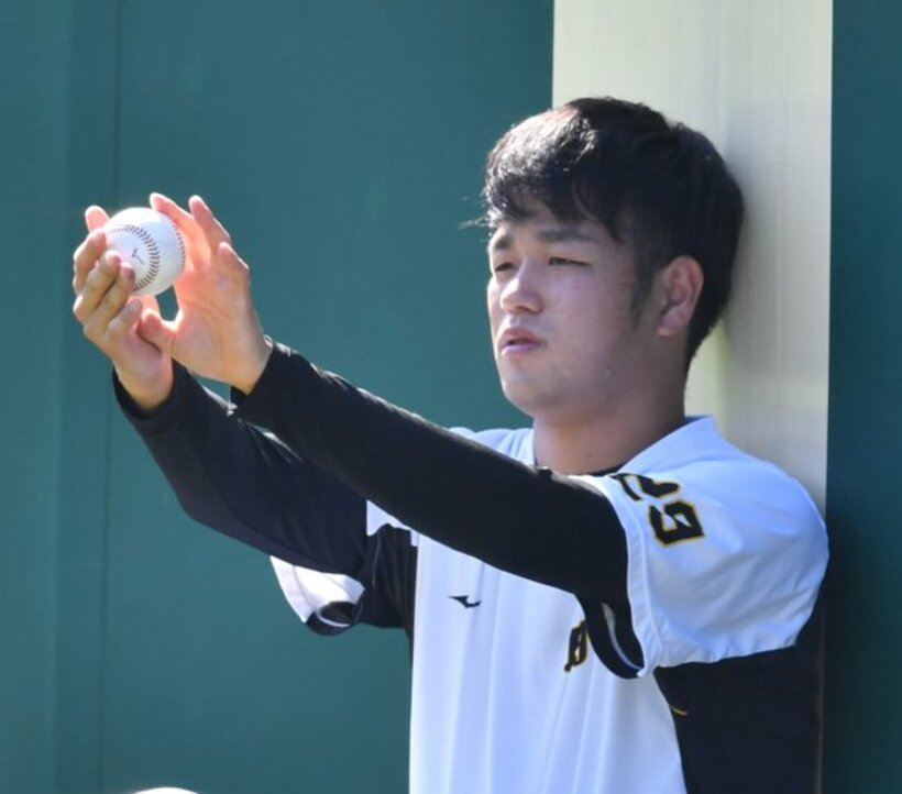  甲子園での調整中、ボールを見つめる高橋遥人