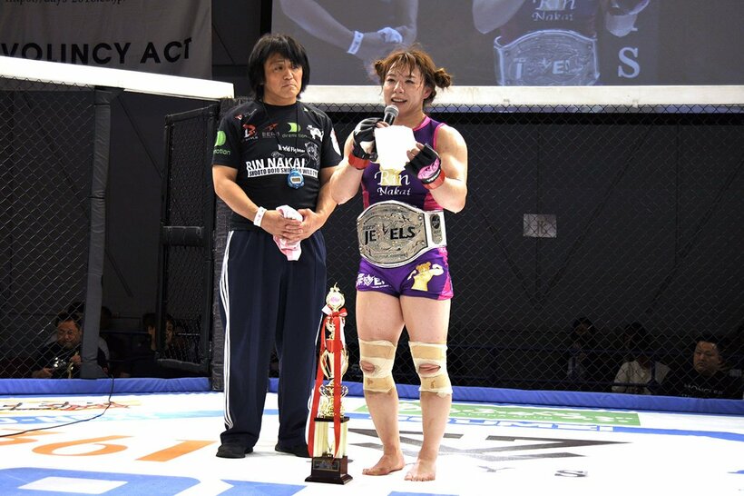 勝利してマイクを持った中井りんと宇佐美館長