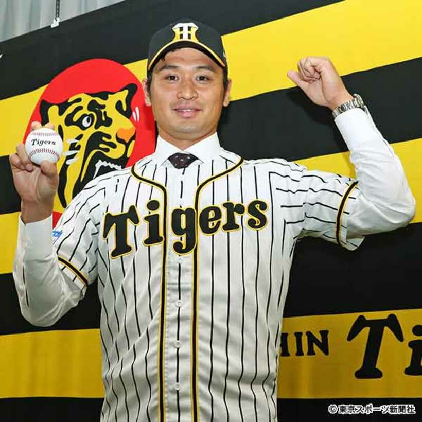  入団会見を行った中田賢一