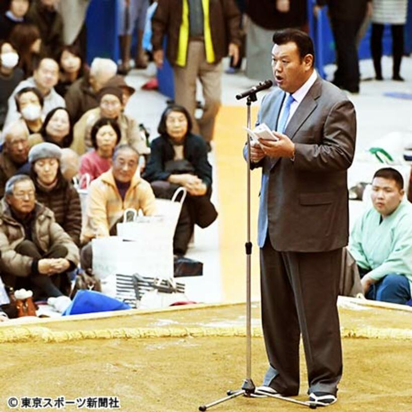  昨年１２月の冬巡業では貴乃花親方に代わり、巡業部長代理として日馬富士暴行事件についてファンに謝罪していた春日野親方