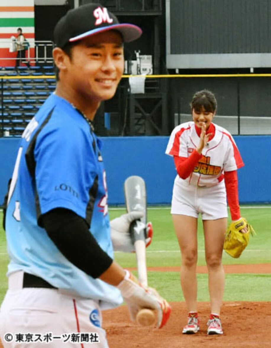 平沢（手前）に背中を通過するボール球を投げてしまい謝る稲村亜美