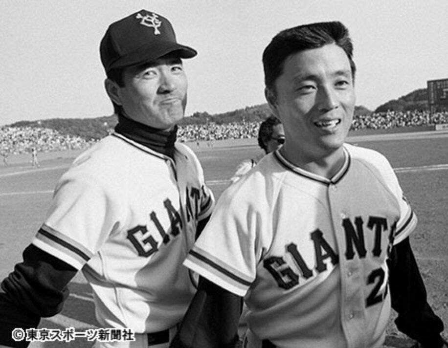 加藤初さん（右）を出迎える長嶋氏（１９７６年５月）