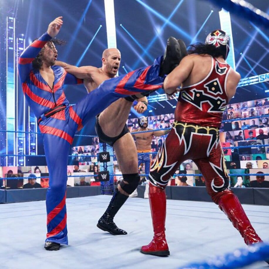  メタリック（右）にダブル・ビックブーツを決める中邑（左）とセザーロ（©2020　WWE,　Inc.　All　Rights　Reserved.）