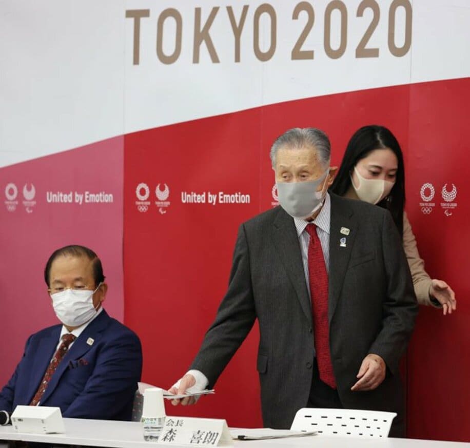  東京五輪・パラリンピック大会組織委員会の理事会に臨む森喜朗会長(右)。左は武藤事務総長（代表撮影）