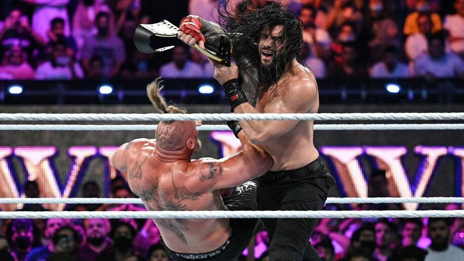  レインズ（右）はレスナーをベルトで殴り、王座防衛に成功(©2021 WWE, Inc. All Rights Reserved.)