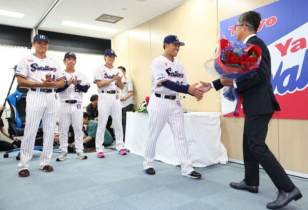 石川雅規の引退会見に駆けつけ握手する山野太一。奥川恭伸、小川泰弘、高橋奎二も出席した