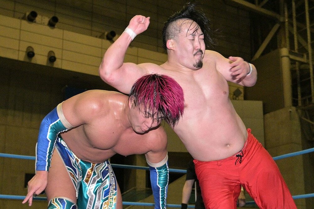 青柳亮生（左）にヤンキーハンマーを叩き込む立花誠吾