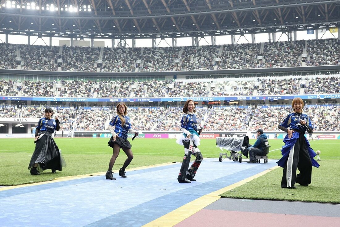 大観衆の前でライヴパフォーマンスを披露したMAX