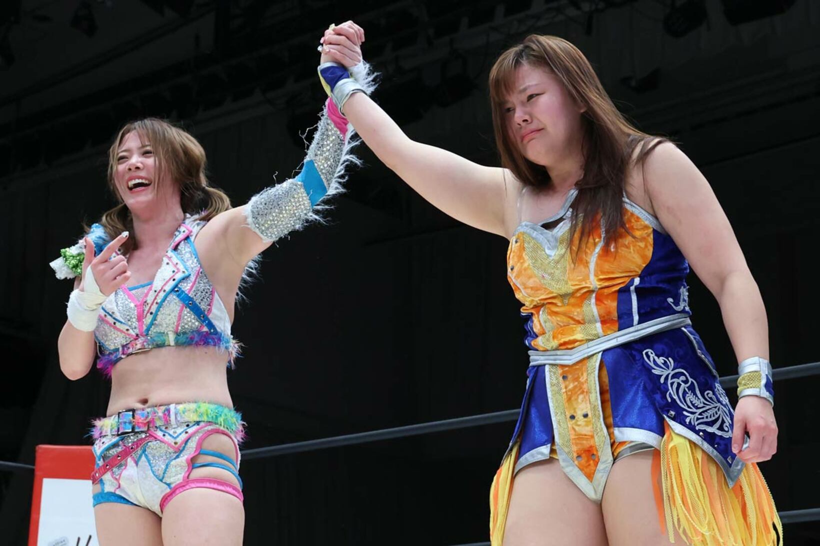凛（右）の健闘をたたえた岩谷麻優