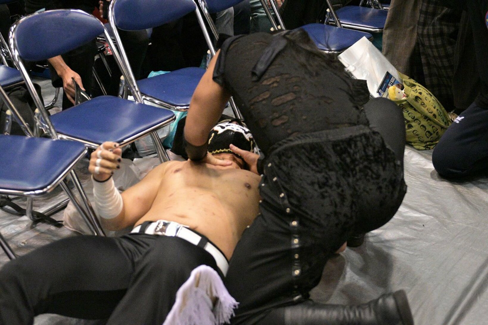 場外でやり合うＤＯＵＫＩ（右）とエル・デスペラード