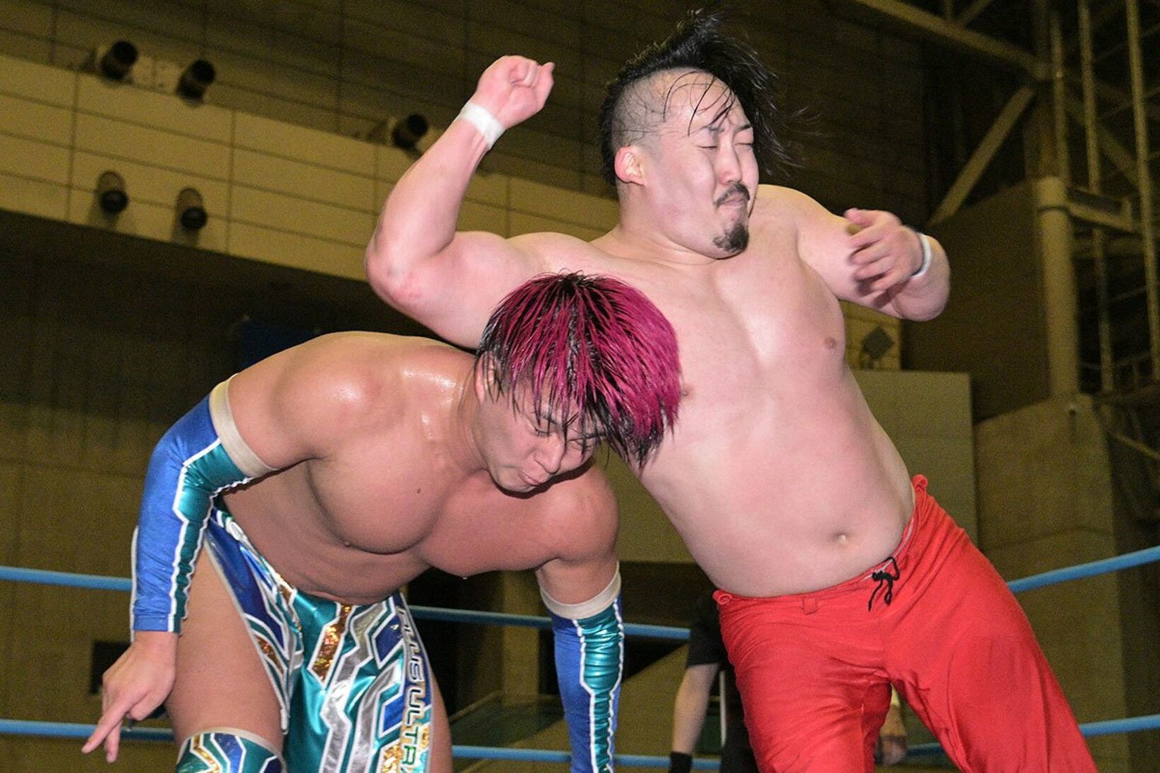 青柳亮生（左）にヤンキーハンマーを叩き込む立花誠吾