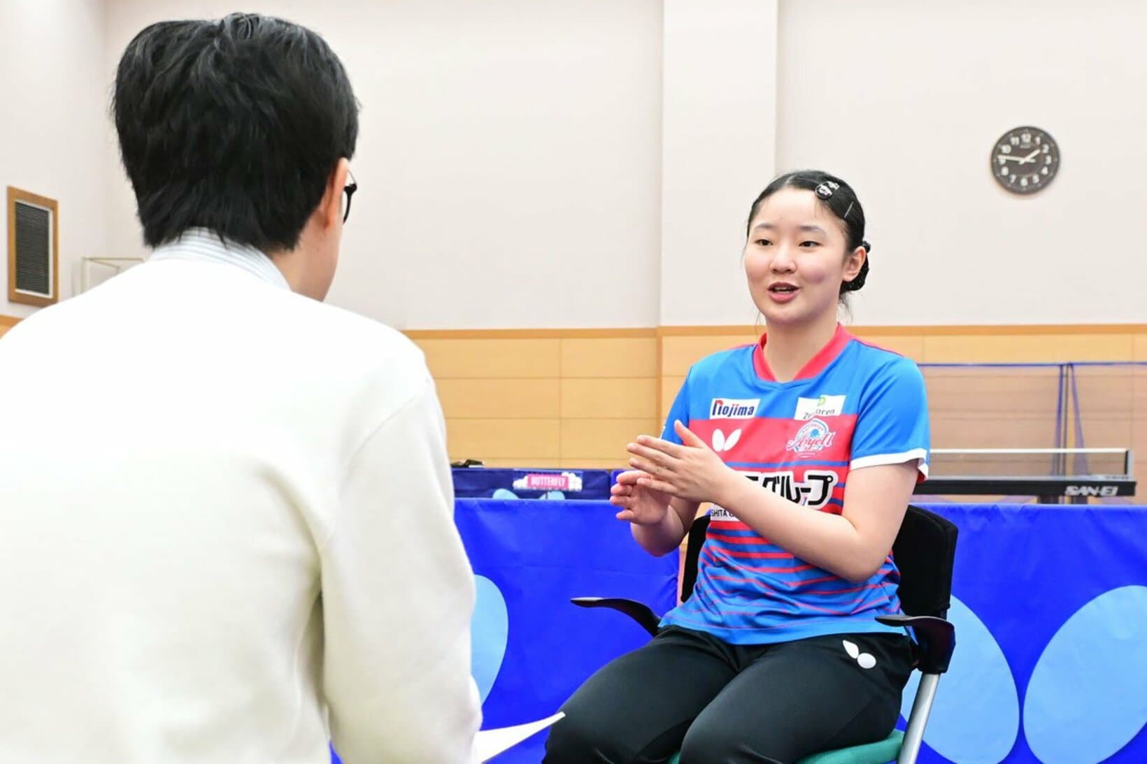 取材に応じた張本美和(奥)