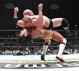  岡林(上)を飛龍原爆で投げる竹下（東スポWeb）