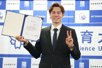 学位記及び理事長賞授与式に出席した高橋藍
