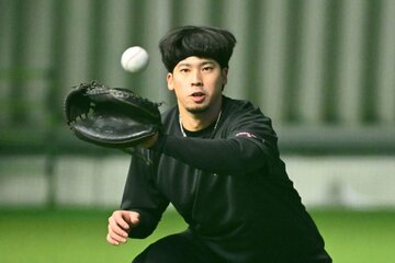 キャッチャーミットをはめてキャッチボールするソフトバンク・尾形崇斗