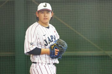 ブルペンで投球をする宮城大弥
